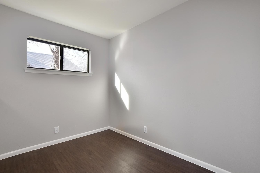 303 W 40th St - Photo 5