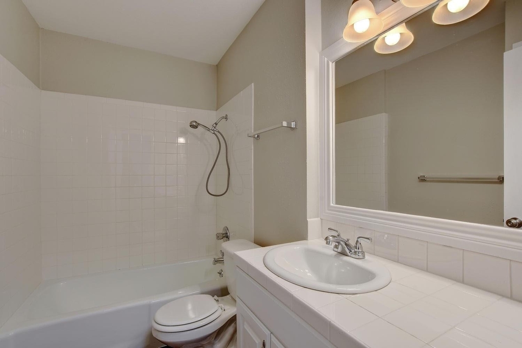 303 W 40th St - Photo 10