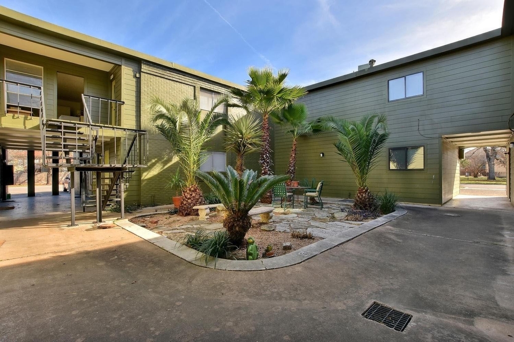 303 W 40th St - Photo 1