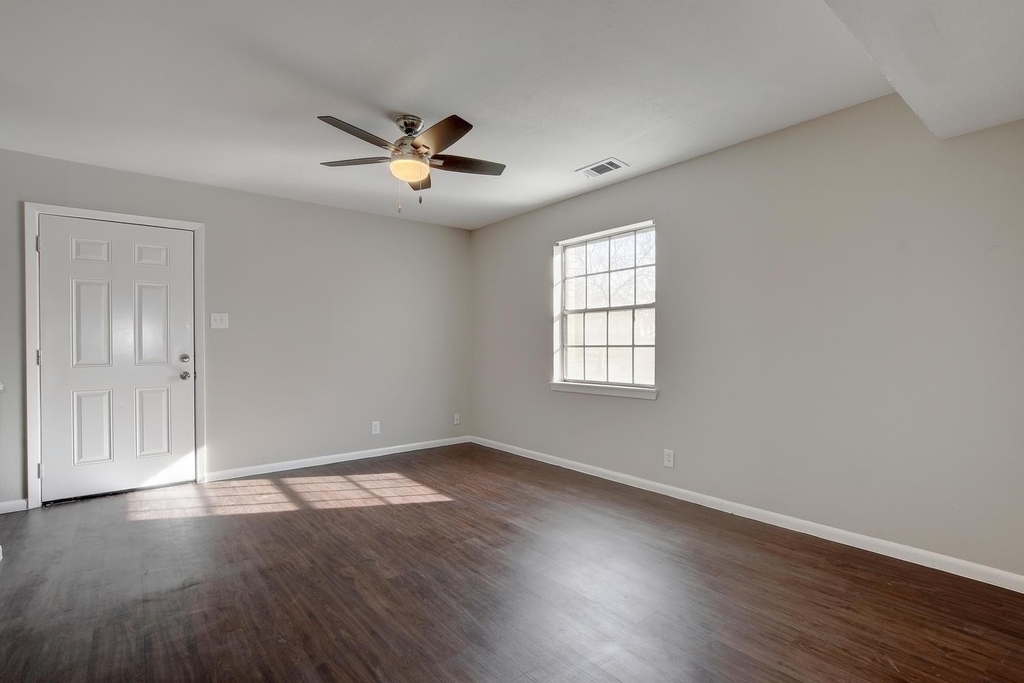 303 W 40th St - Photo 4