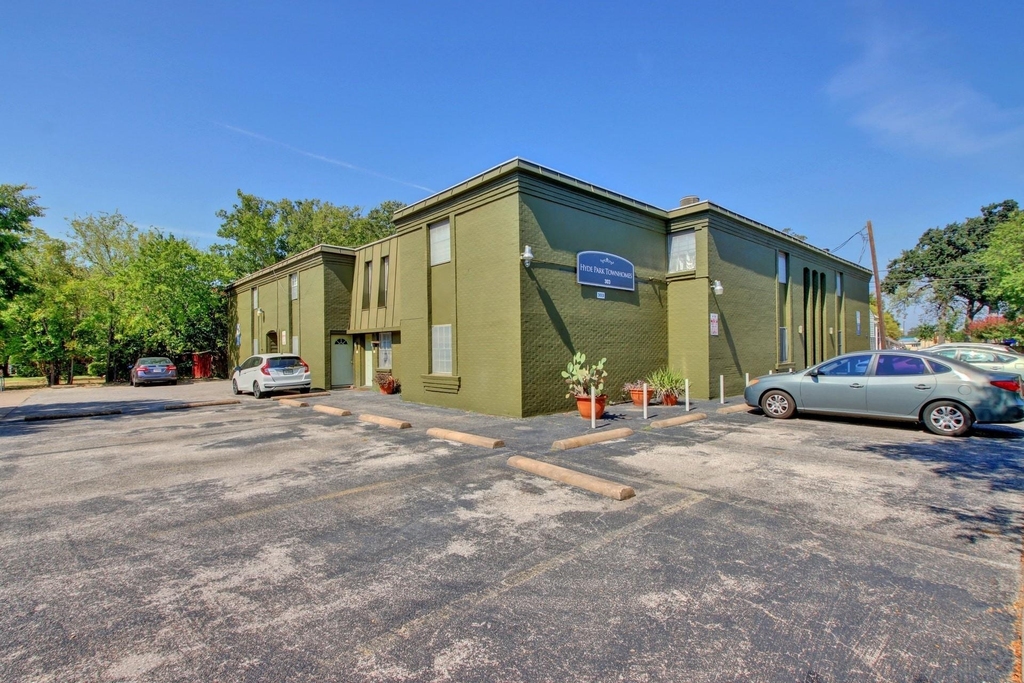 303 W 40th St - Photo 0