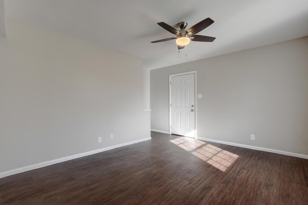 303 W 40th St - Photo 3