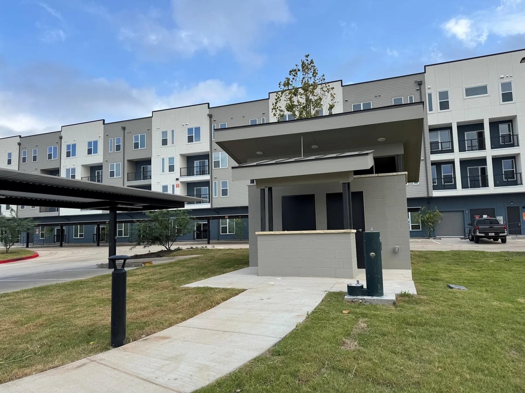 320 Goll St - Photo 0