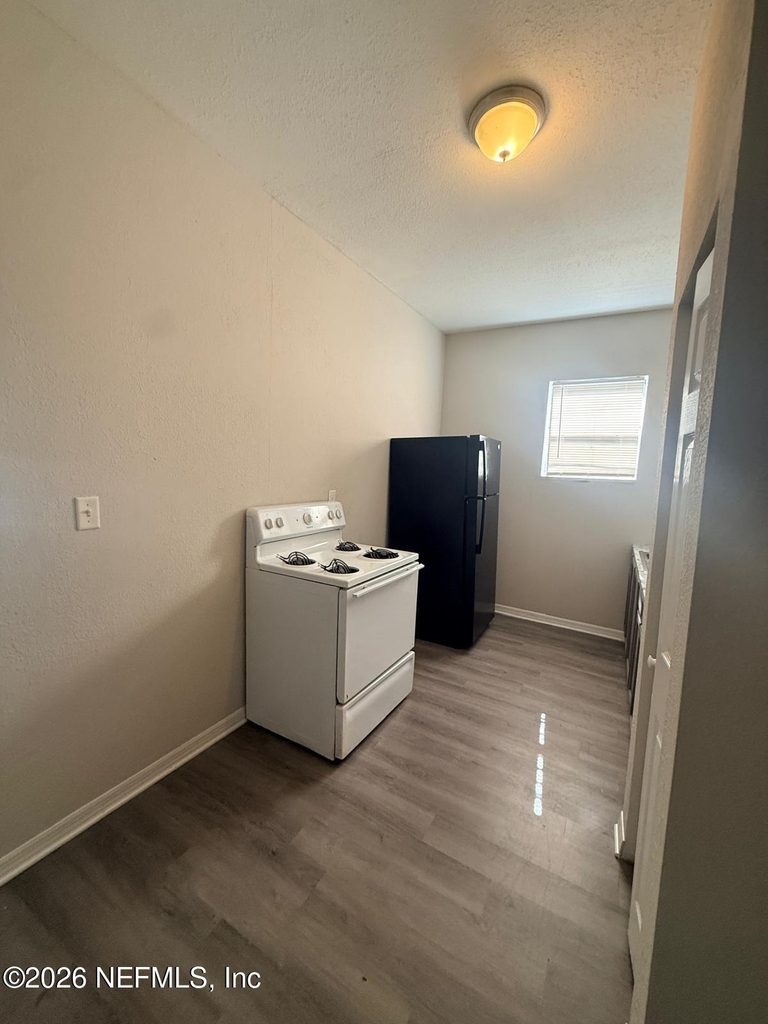 1128 Van Buren - Photo 3