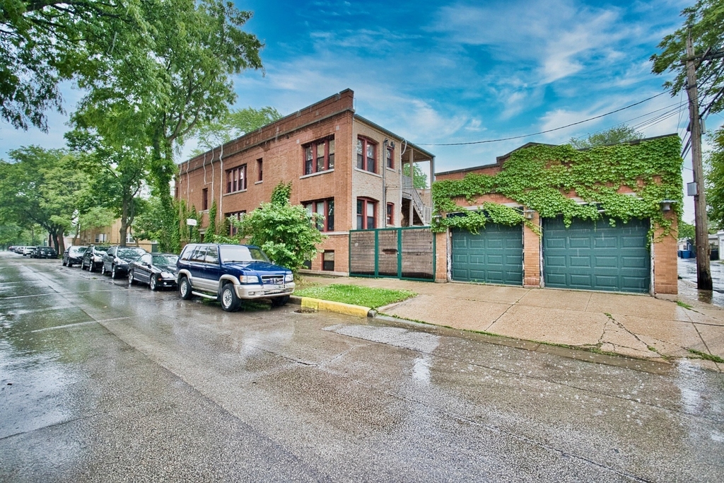 2437 W North Shore Avenue - Photo 1