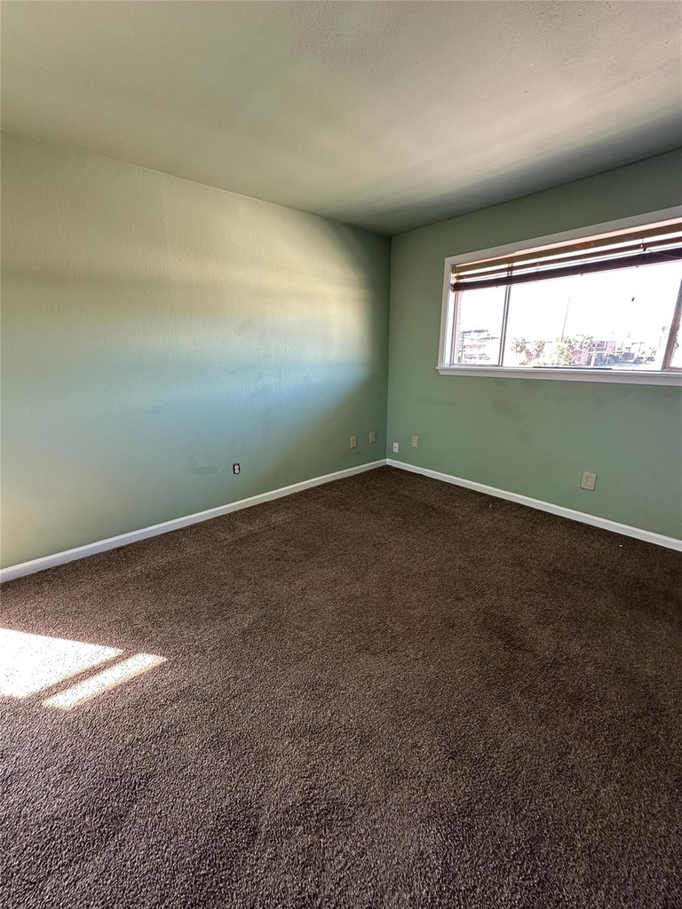 516 Holiday Drive - Photo 4