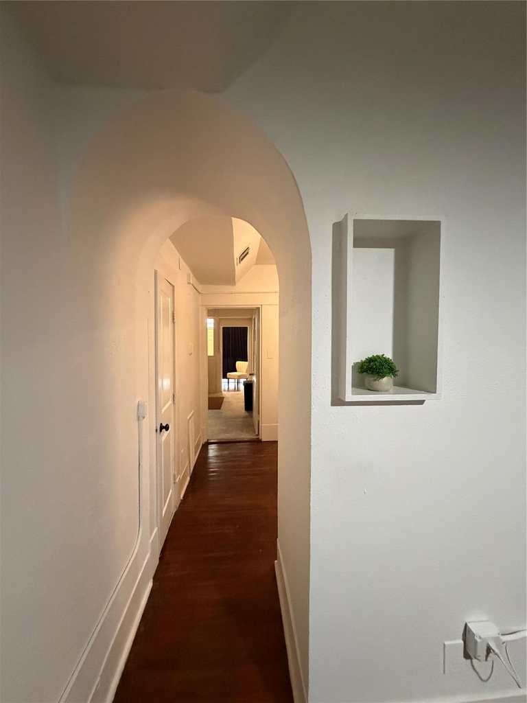 402 Hyde Park Boulevard - Photo 4