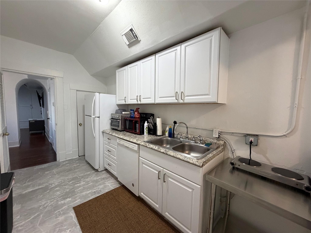402 Hyde Park Boulevard - Photo 28