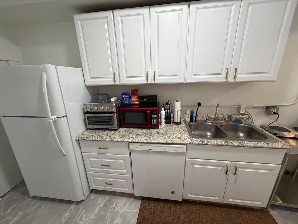 402 Hyde Park Boulevard - Photo 29