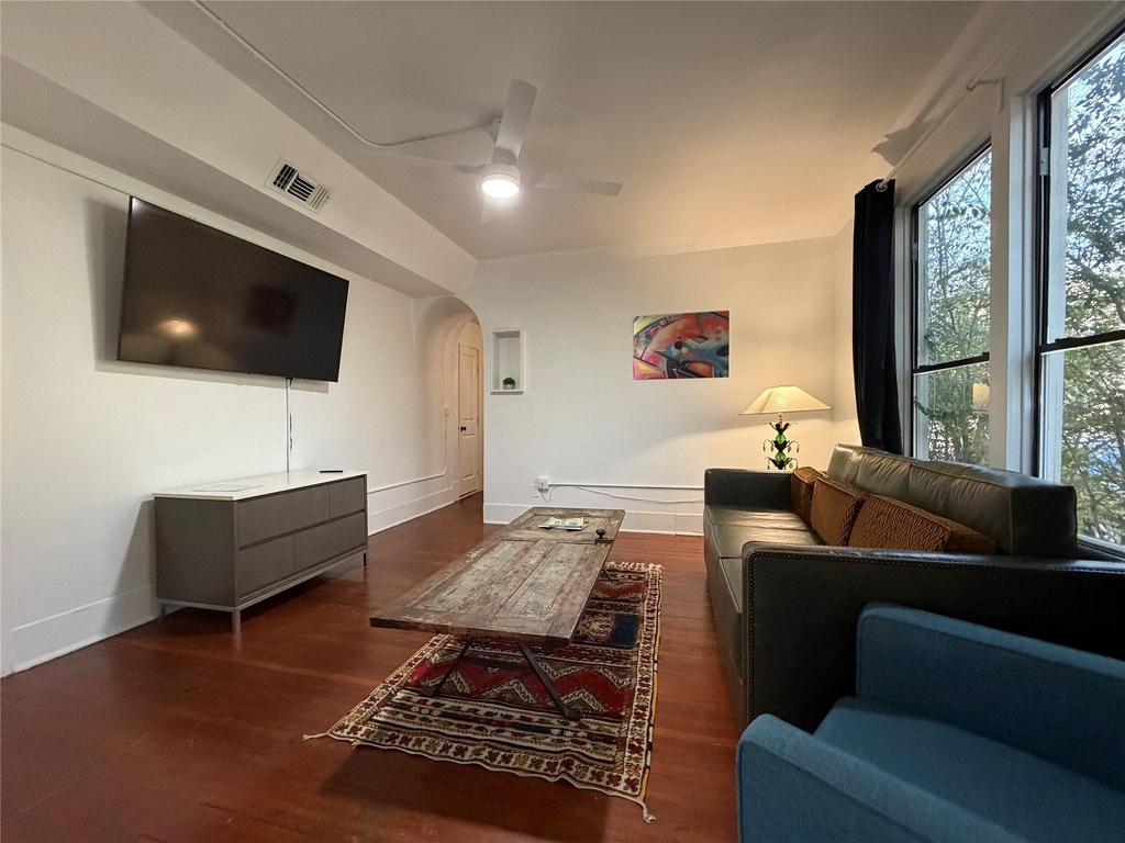 402 Hyde Park Boulevard - Photo 2