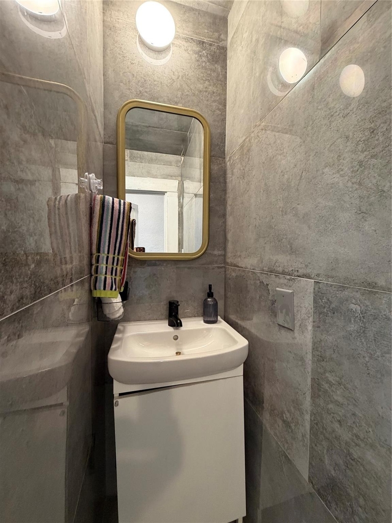 402 Hyde Park Boulevard - Photo 32