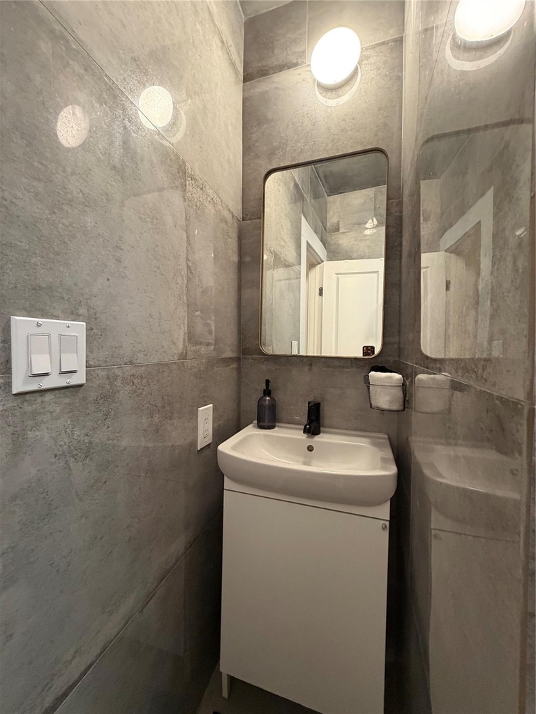 402 Hyde Park Boulevard - Photo 20