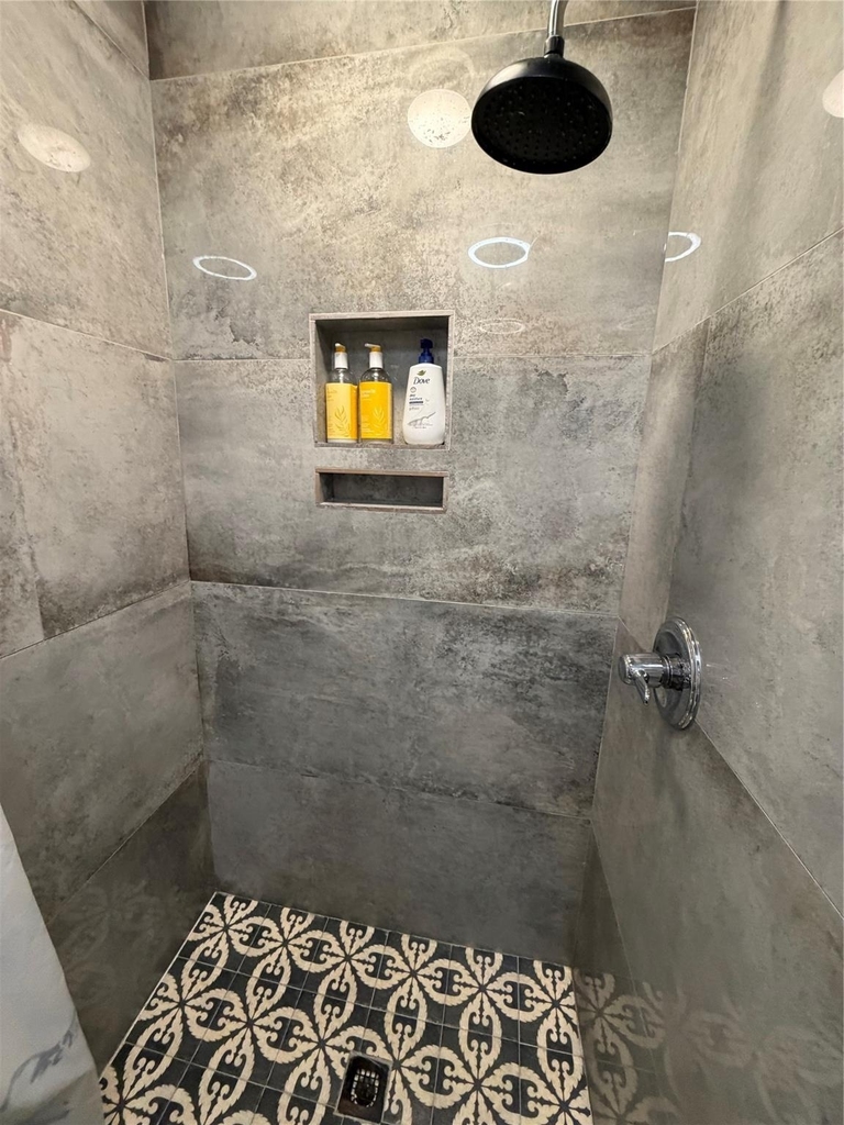 402 Hyde Park Boulevard - Photo 33