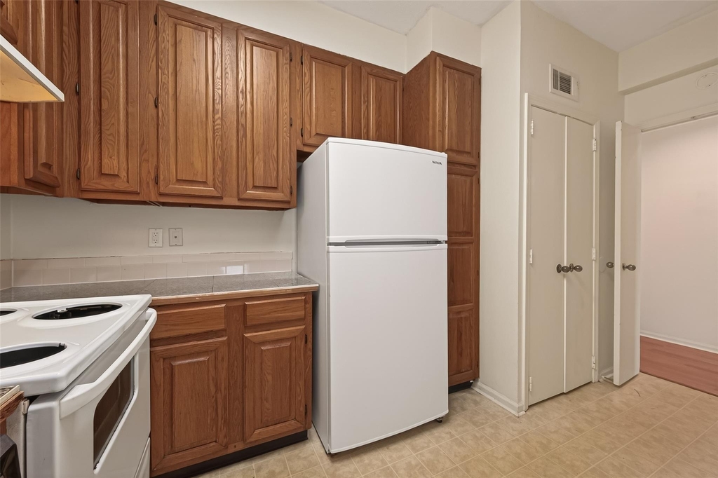 2211 S Braeswood Boulevard - Photo 10