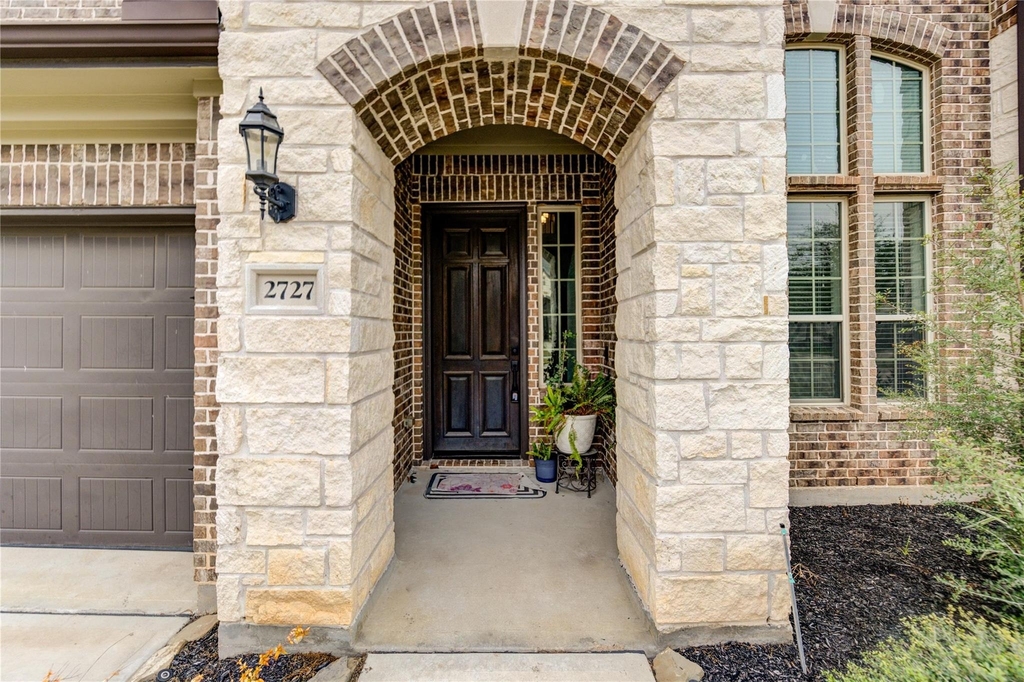 2727 Camellia Avenue - Photo 2