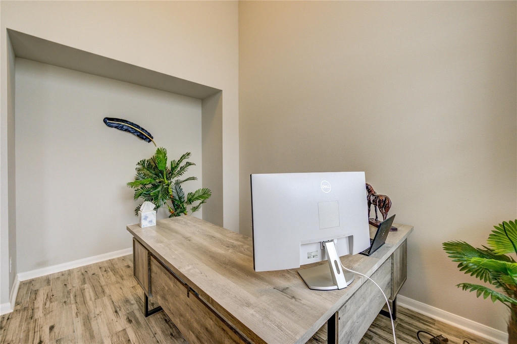 2727 Camellia Avenue - Photo 5
