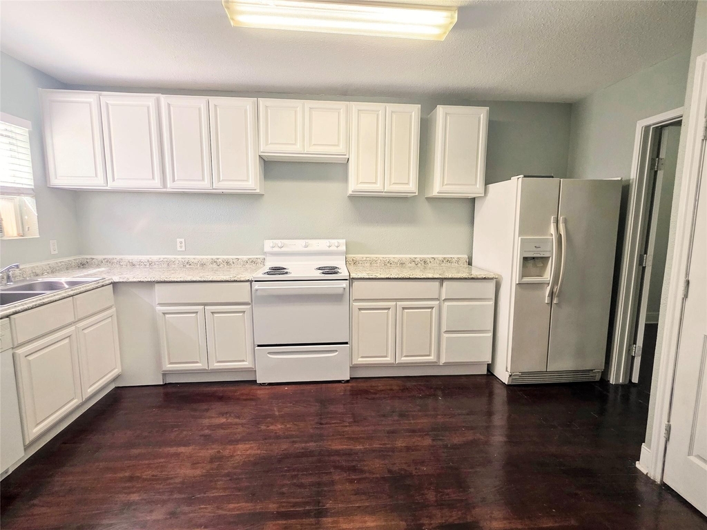 1552 Lombardy Street - Photo 3