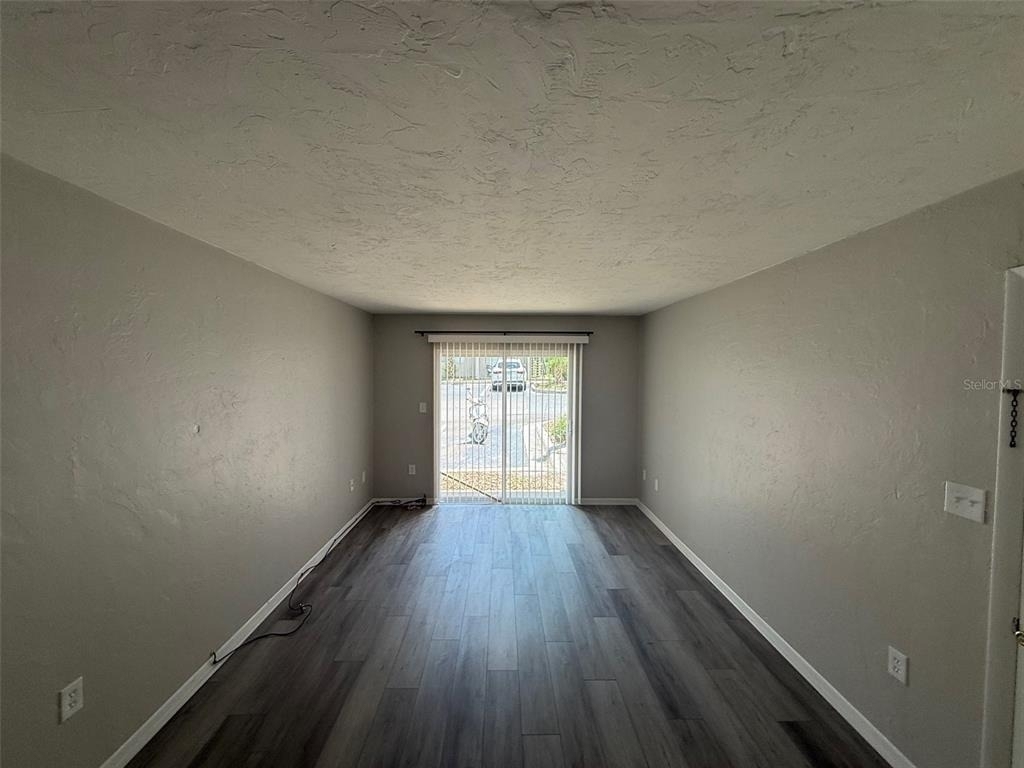 1035 Sw 9th Street - Photo 2