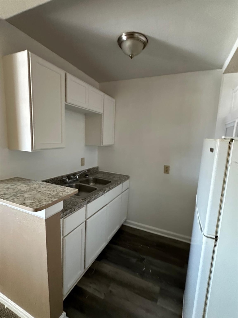 516 Holiday Drive - Photo 4