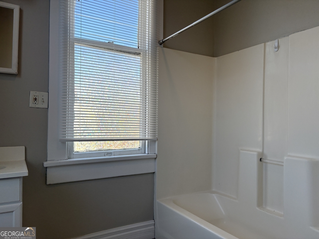 836 E Henry Street - Photo 8