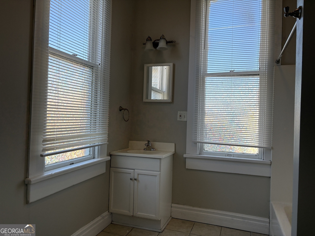 836 E Henry Street - Photo 7