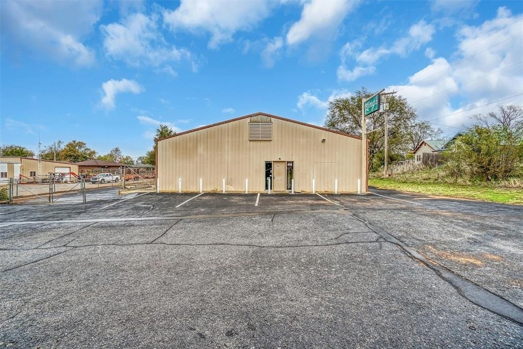 901 W Ring Drive - Photo 0