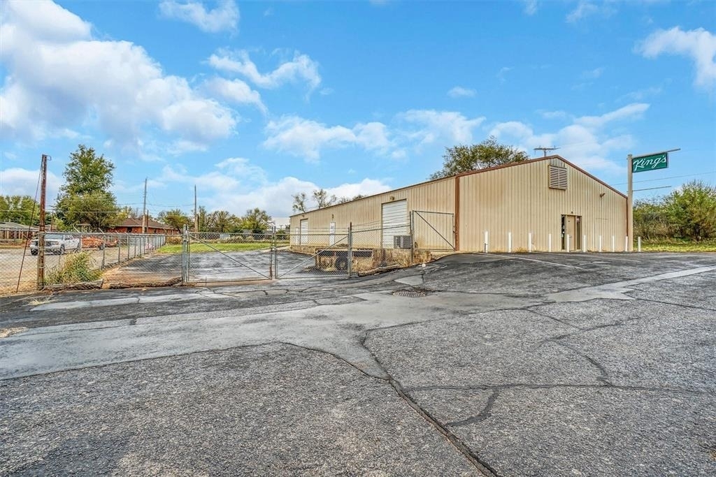 901 W Ring Drive - Photo 2