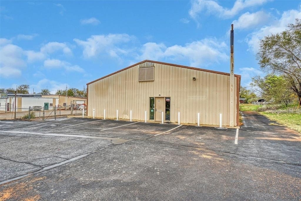 901 W Ring Drive - Photo 1