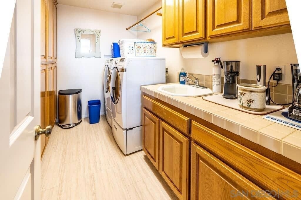 2110 Locust St - Photo 2