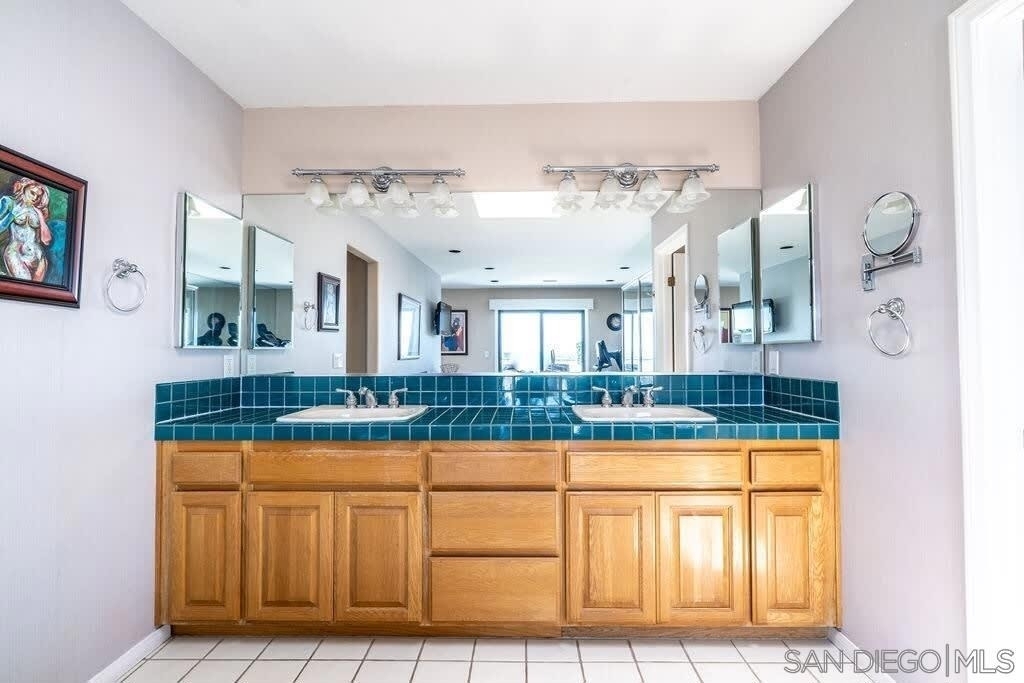 2110 Locust St - Photo 4