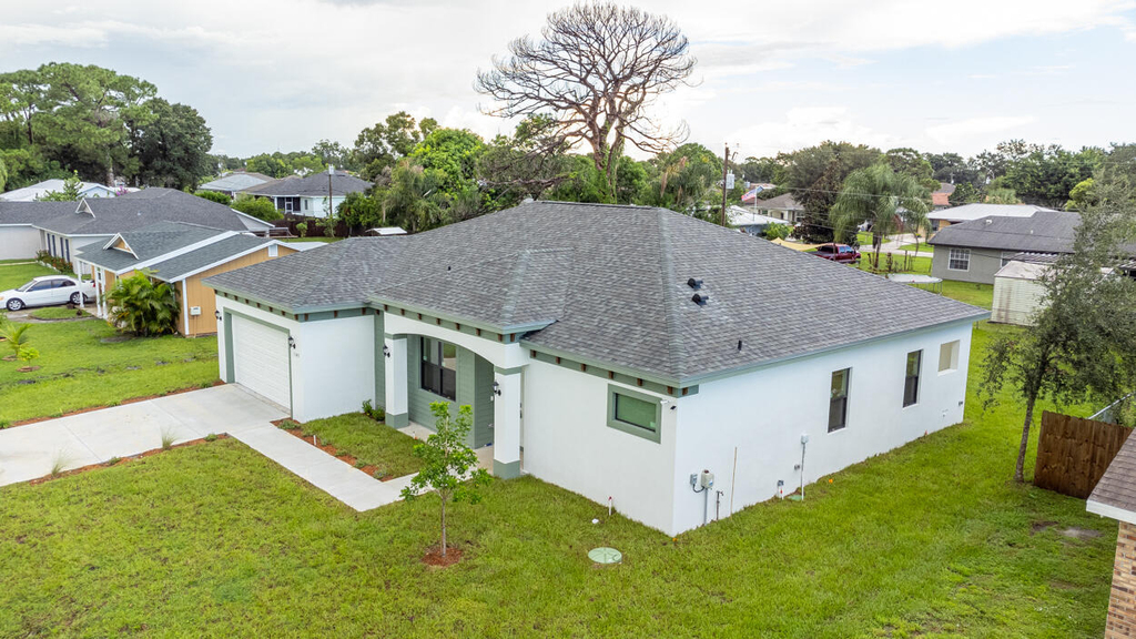 1143 Sw Estaugh Avenue - Photo 5