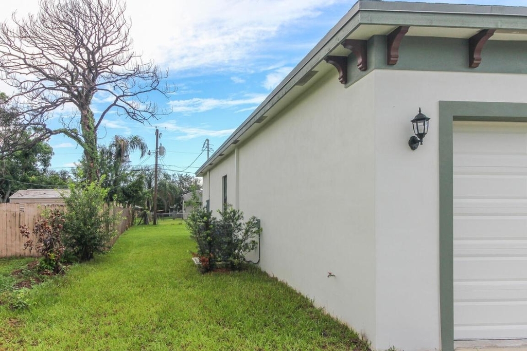 1143 Sw Estaugh Avenue - Photo 11