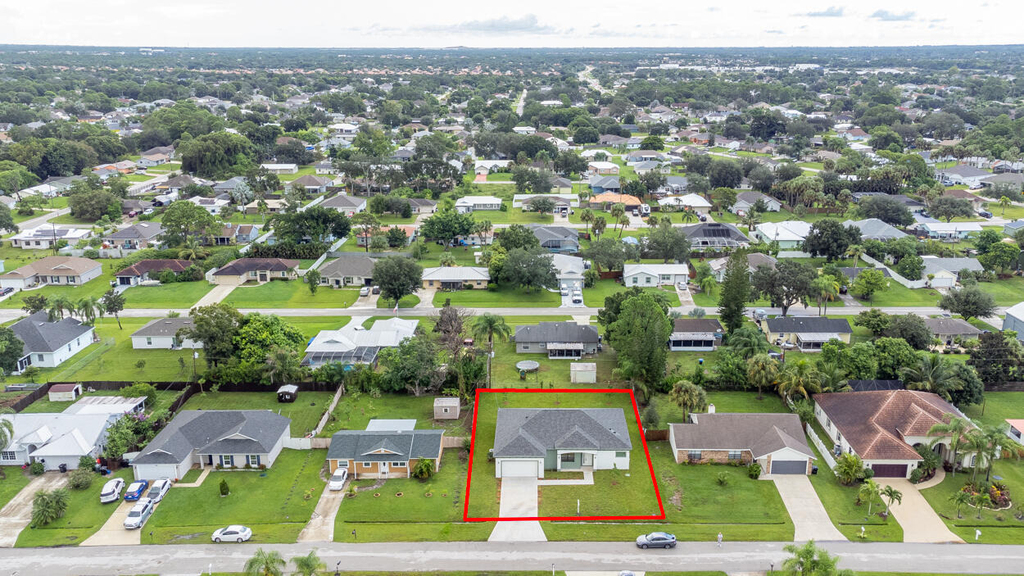 1143 Sw Estaugh Avenue - Photo 4