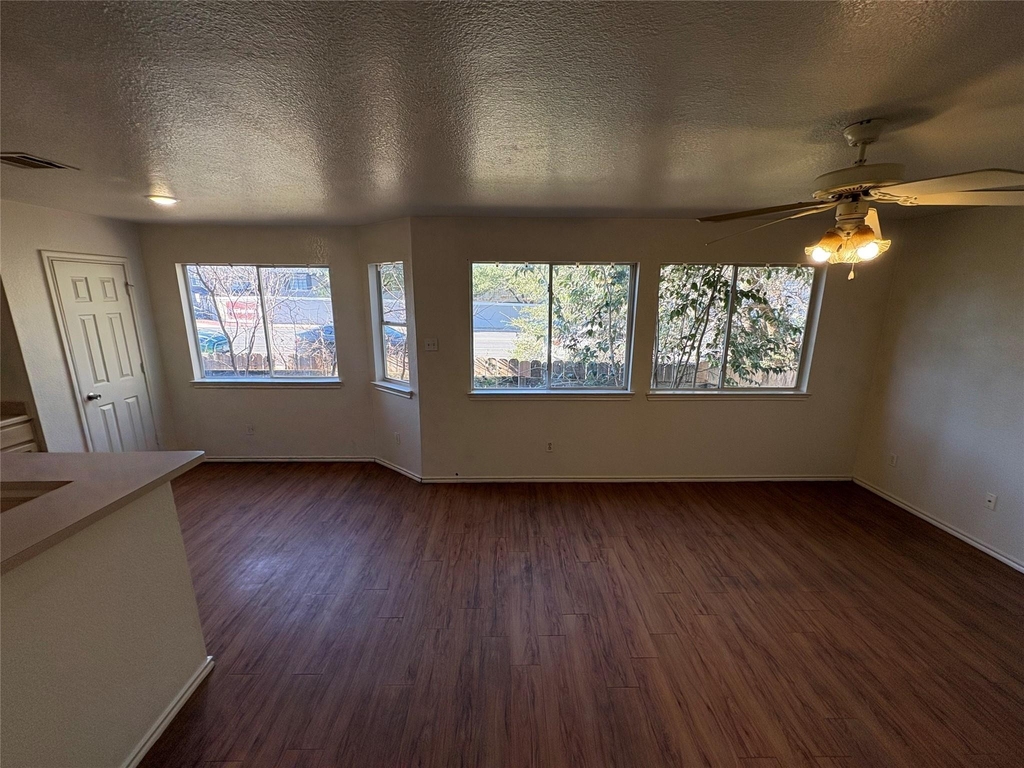 111 Cedar Grv - Photo 3