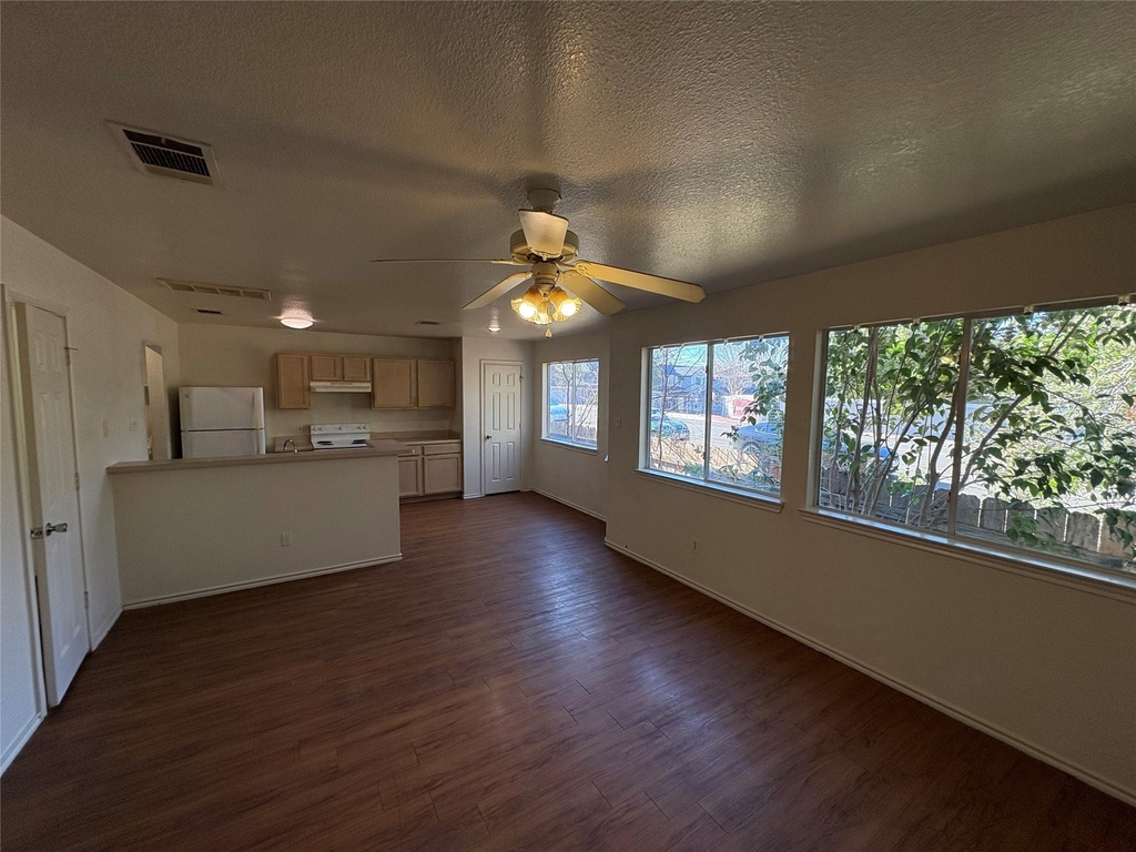 111 Cedar Grv - Photo 2