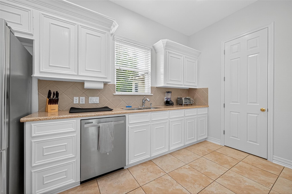 1505 Wentworth Street - Photo 2