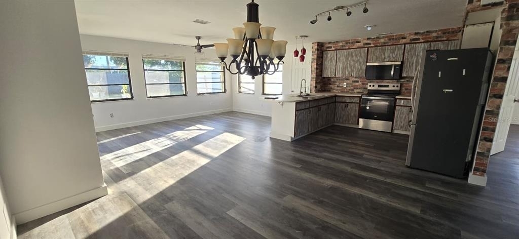 1174 Victoria Avenue - Photo 1