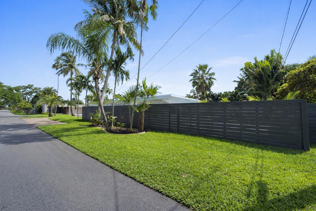 100 Ne 22nd Street - Photo 2