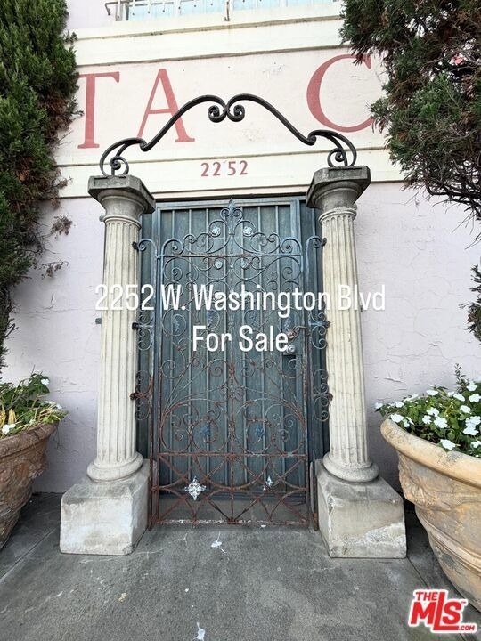 2252 W Washington Boulevard - Photo 0