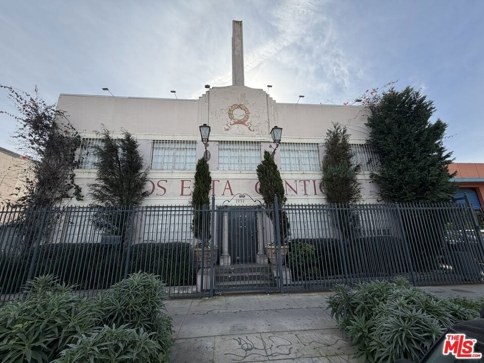 2252 W Washington Boulevard - Photo 1