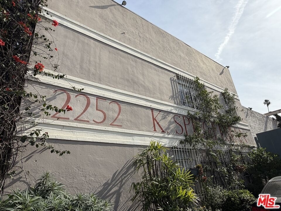 2252 W Washington Boulevard - Photo 2