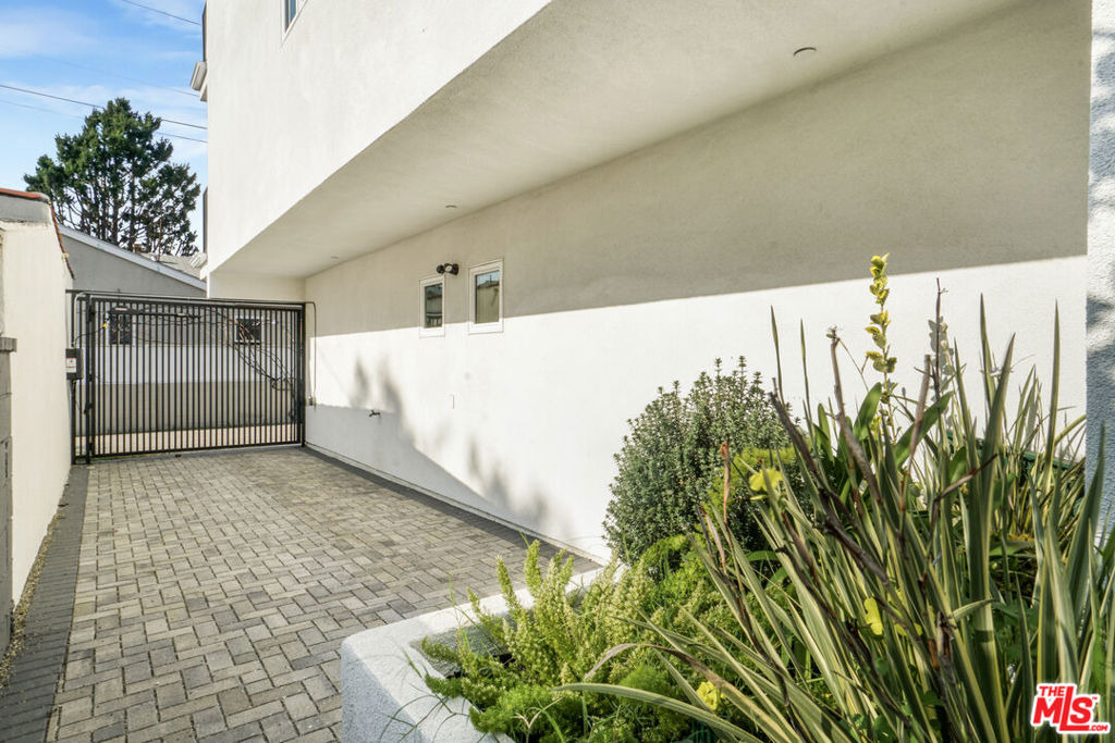 2057 1/2 S Garth Avenue - Photo 33