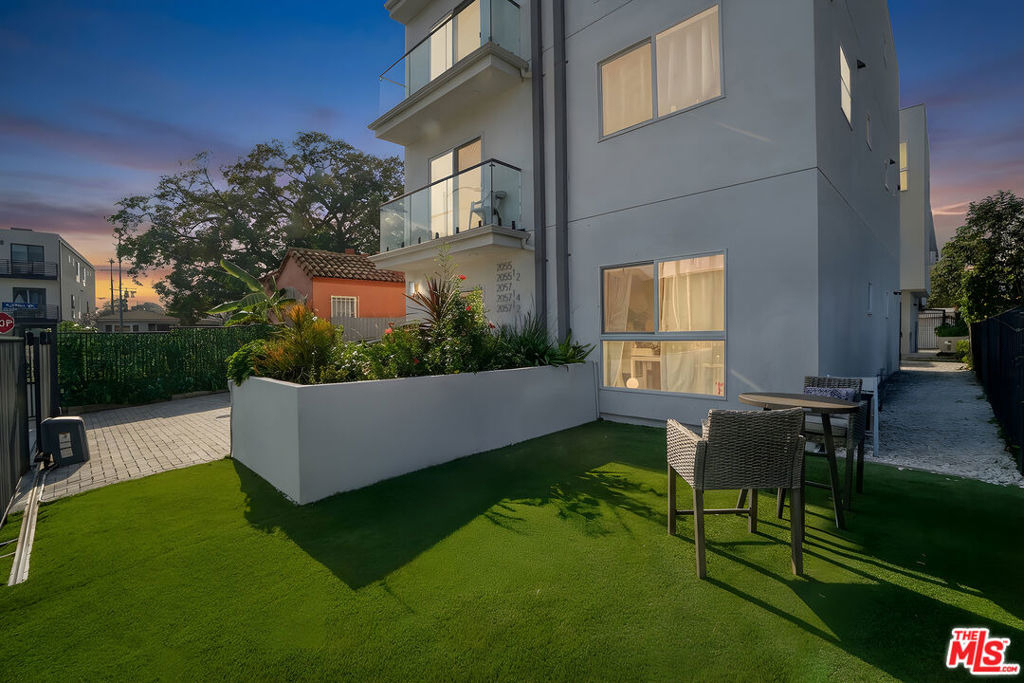 2057 1/2 S Garth Avenue - Photo 4