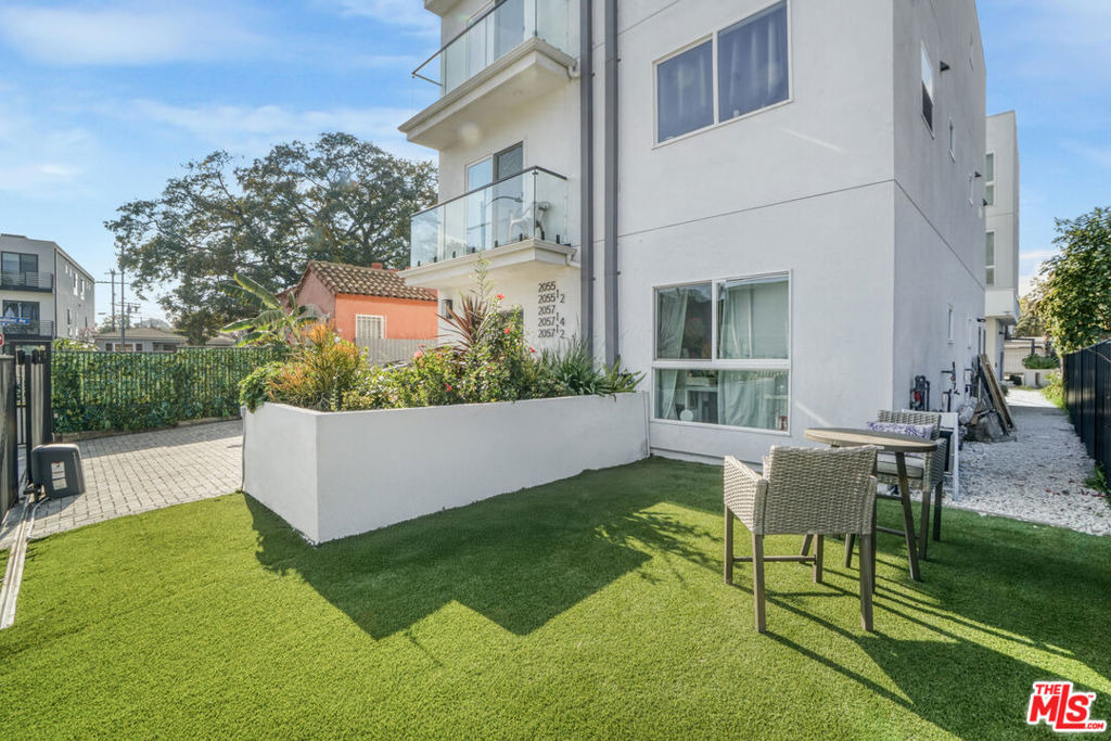 2057 1/2 S Garth Avenue - Photo 40