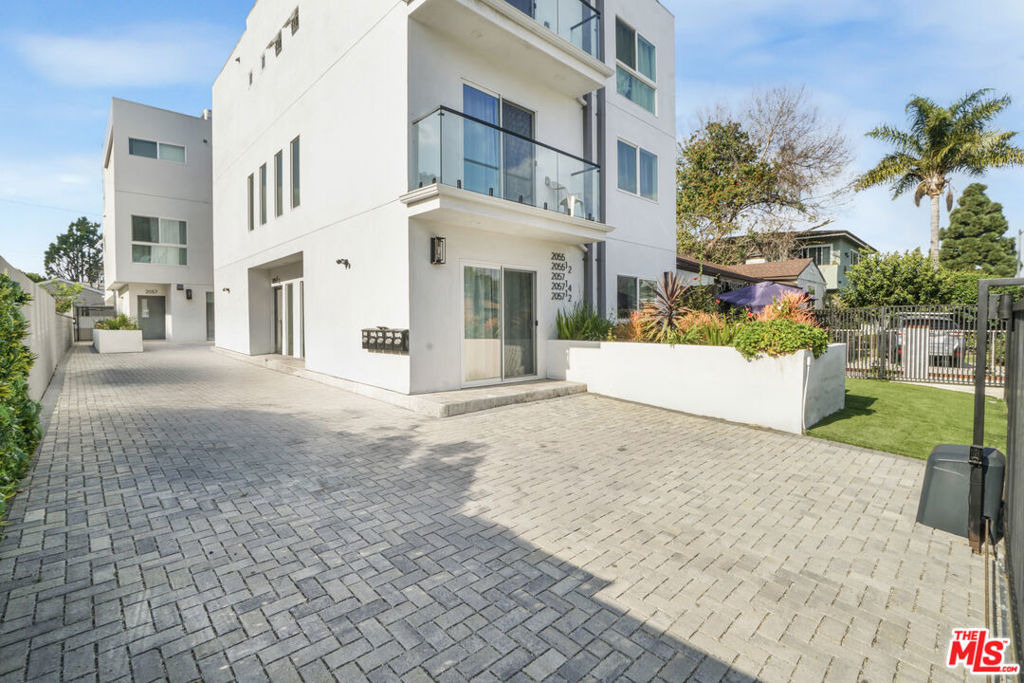 2057 1/2 S Garth Avenue - Photo 3