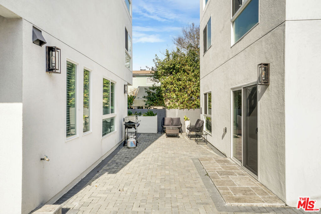 2057 1/2 S Garth Avenue - Photo 35