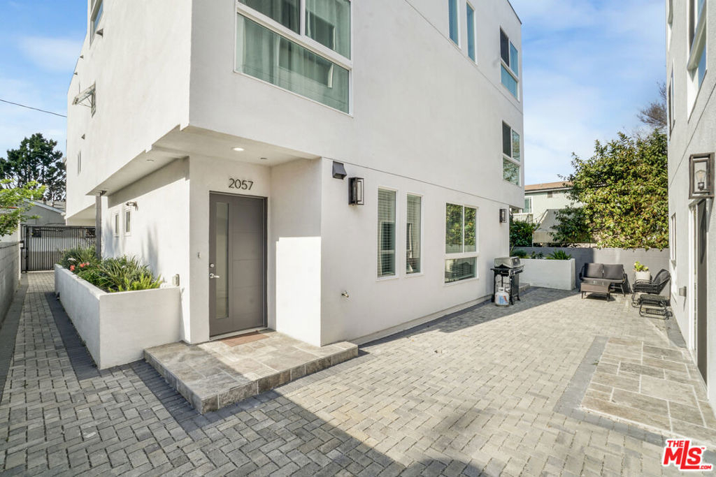 2057 1/2 S Garth Avenue - Photo 5
