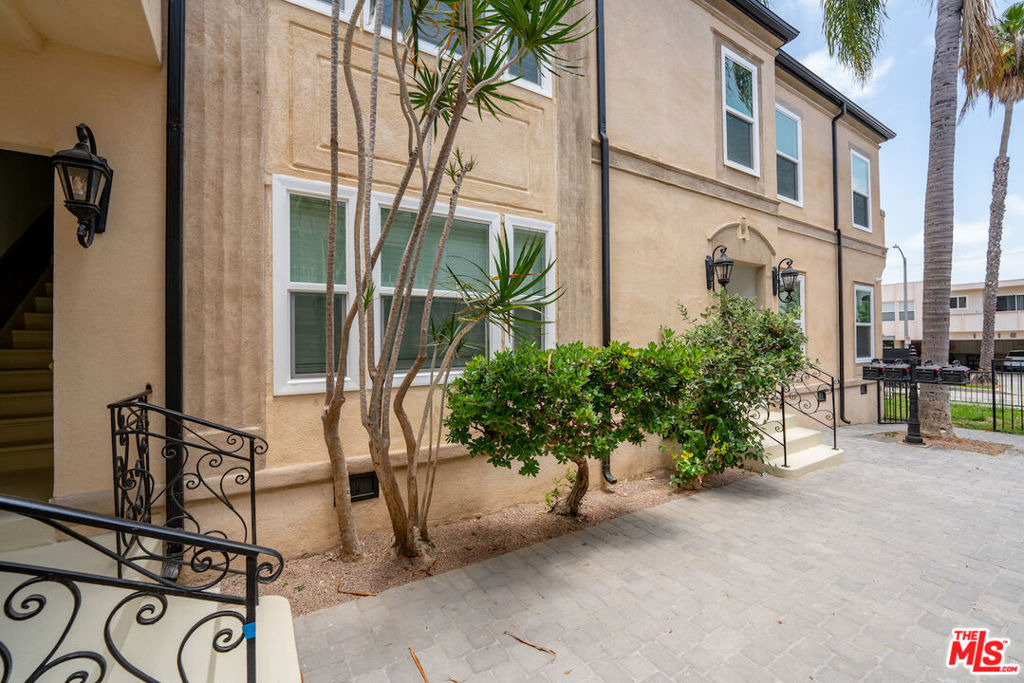 1117 S Wooster Street - Photo 2