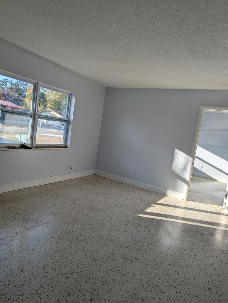 2736 Seneca Avenue - Photo 8