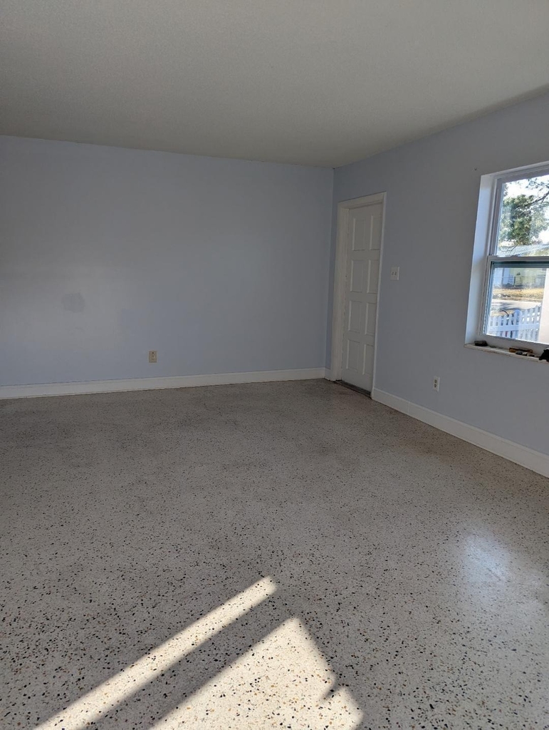2736 Seneca Avenue - Photo 9